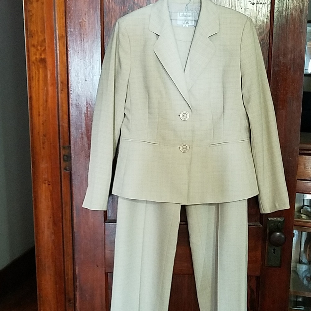 Ladies pant suit
